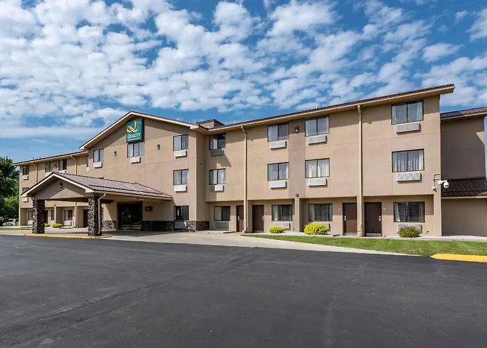 Quality Inn & Suites Warren